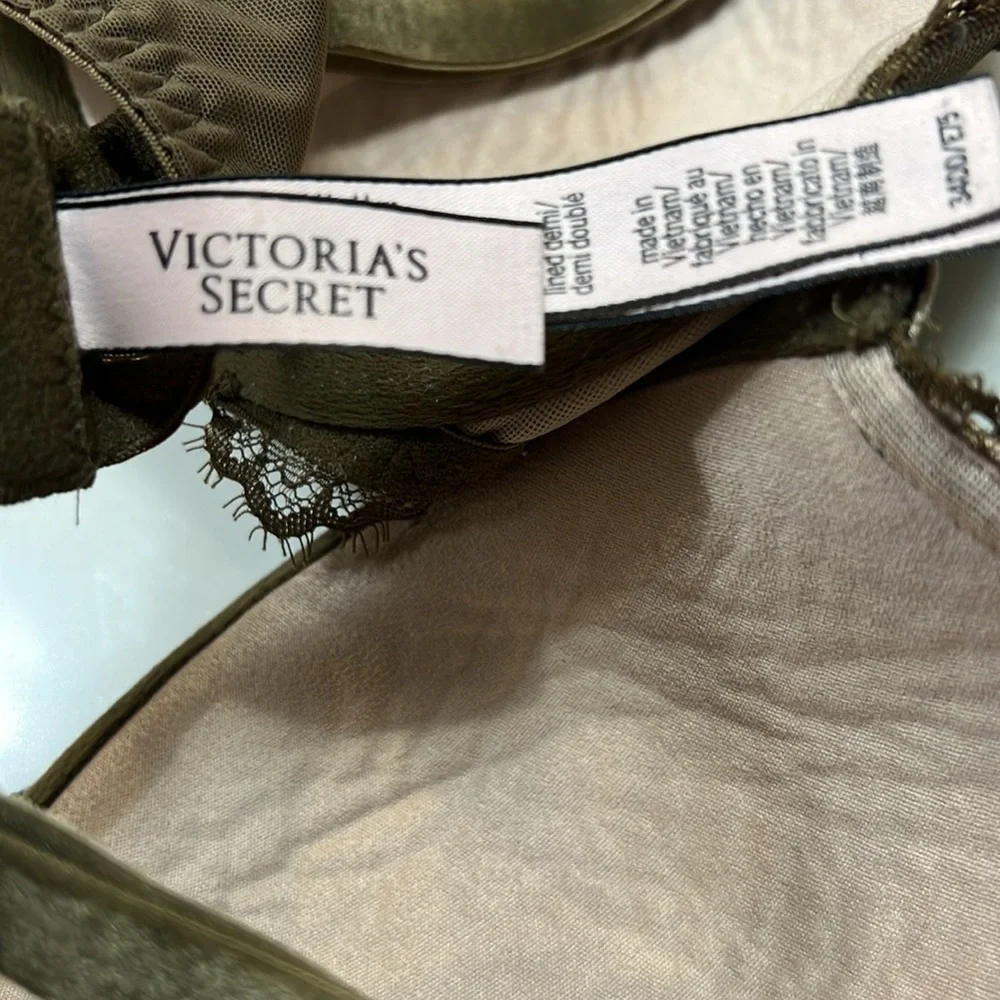- Victoria’s secret green velvet petal bra. In EUC.
